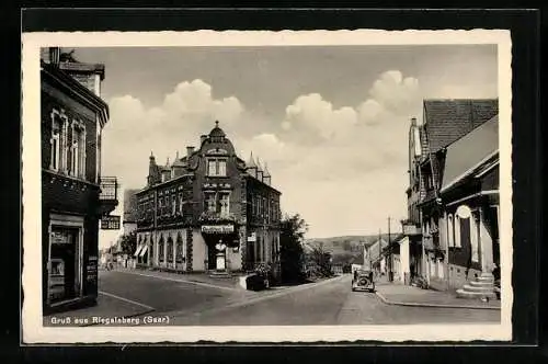 AK Riegelsberg /Saar, Strassenpartie mit Deutschem Haus und Denkmal