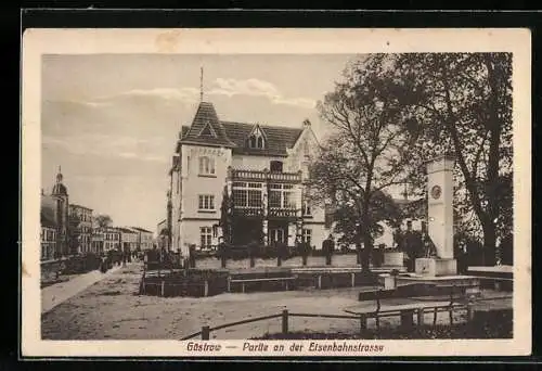 AK Güstrow, Partie an der Eisenbahnstrasse mit Denkmal