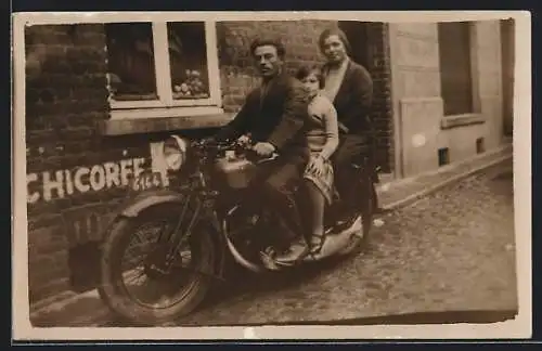 Foto-AK Familie auf einem Motorrad, Kennzeichen 6144