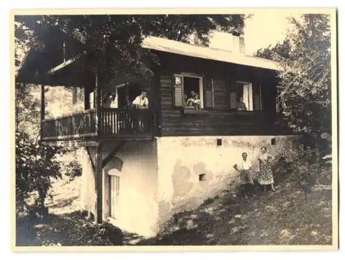 3 Fotografien unbekannter Fotograf, Ansicht Steinziegel, Wohnhaus im Ort an einem Berghang