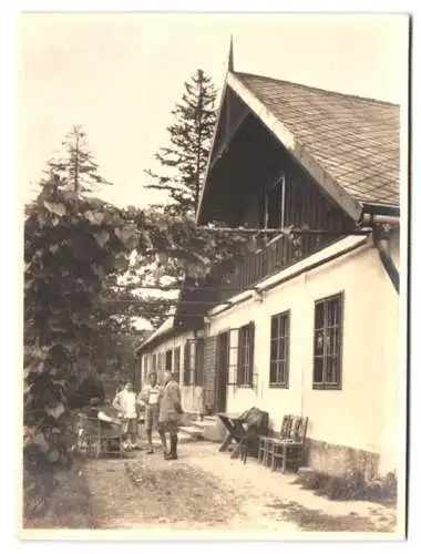 3 Fotografien unbekannter Fotograf, Ansicht Steinziegel, Wohnhaus im Ort an einem Berghang