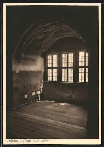 AK Kulmbach, Die Pfaffenburg, Ostflügel, Innenansicht mit Fenstern