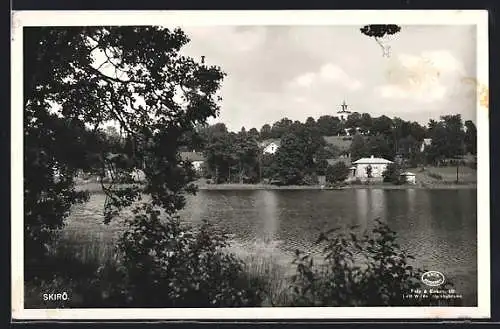 AK Skirö, Blick übers Wasser auf Gebäude