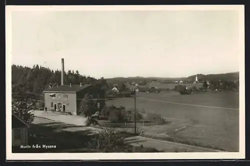AK Hyssna, Fabrikgebäude mit Blick zum Ort