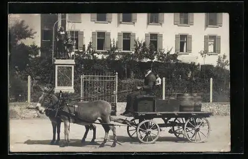 AK Kutscher auf Wagen mit Eselgespann vor einem Haus