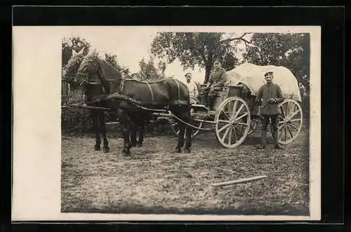 Foto-AK Soldaten mit beladenem Pferdewagen