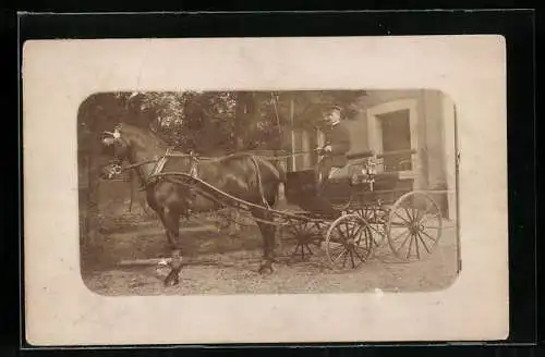 Foto-AK Junger Mann auf dem Bock einer Pferdekutsche