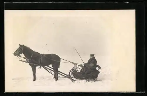 Foto-AK Soldat im Mantel bei der Fahrt in einem Pferdeschlitten