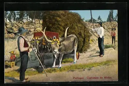 AK Portugal, Mit Heu beladenes Ochsengespann und Bauern in Tracht