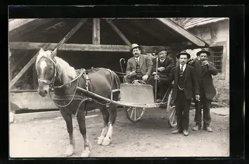 Foto-AK Herrengruppe mit Einspänner vor einem Rohbau