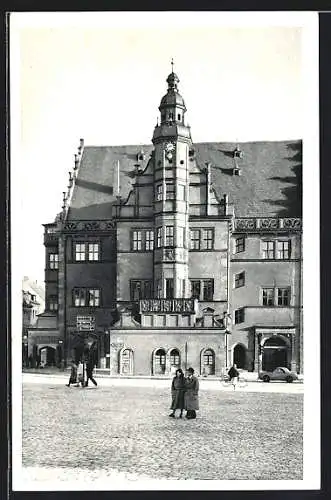 AK Schweinfurt, Passanten vor dem Rathaus