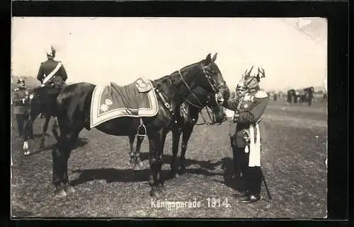 AK Soldaten in Uniform mit ihren Pferden zur Königsparade 1914