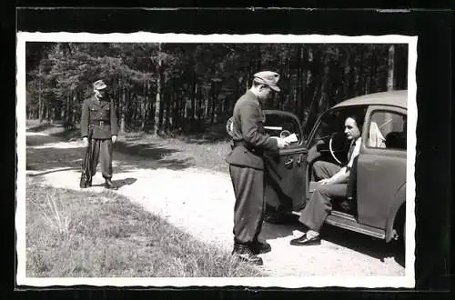 Foto-AK Zollbeamte kontrollieren einen Autofahrer an der Grenze