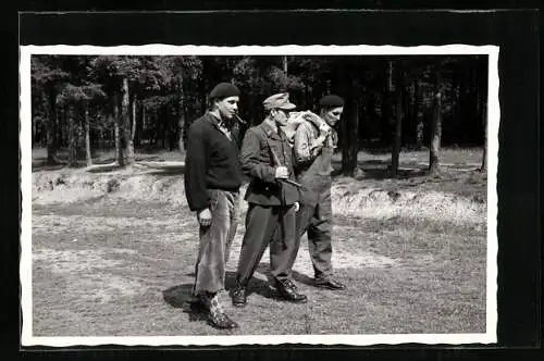 Foto-AK Ein Zollbeamter und zwei Schmuggler an der Grenze