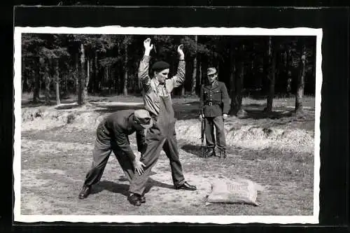 Foto-AK Ein Zollbeamter kontrolliert einen Schmuggler an der Grenze