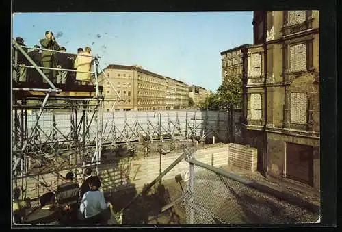AK Berlin, Bernauer Strasse Blick über die Grenze, Berliner Mauer