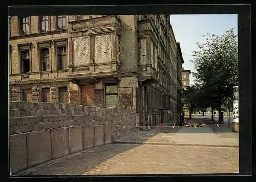 AK Berlin, Grenzmauer an der Bernauer Strasse mit zugemauerten Hausfenstern