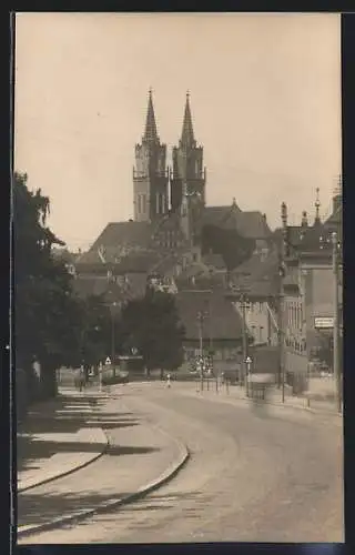AK Oschatz, Strassenpartie mit Blick zur Kirche