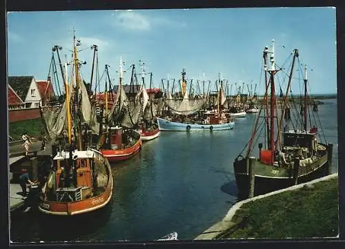 AK Greetsiel /Nordsee, Fischkutter im Hafen