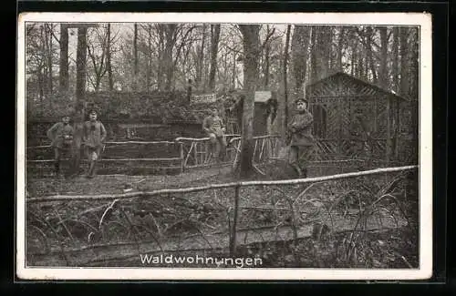 AK Deutsche Soldaten bei ihren Waldwohnungen