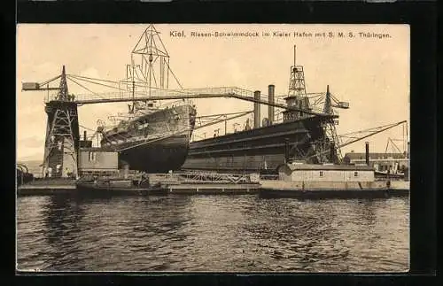 AK Kiel, Riesen-Schwimmdock im Kieler Hafen mit Kriegsschiff SMS Thüringen