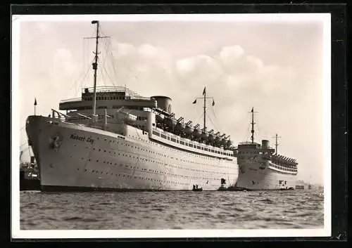 AK K. d. F.-Schiffe Robert Ley und Wilhelm Gustloff im Hafen