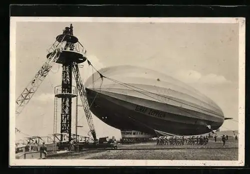 AK LZ 127 Graf Zeppelin d. Deutschen Zeppelin-Reederei wird an den Ankermast gebracht