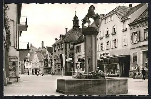 AK Oberkirch / Baden, Hauptstrasse mit Brunnen und Geschäften