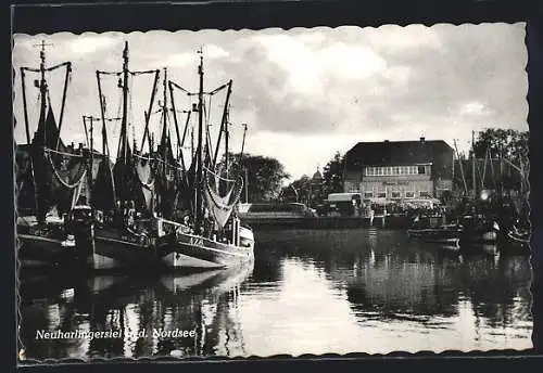 AK Neuharlingersiel a. d. Nordsee, Hafen mit Hotel E. Mingers und Fischkuttern