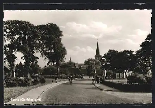 AK Esens /Ostfriesland, Strassenpartie mit Kirche