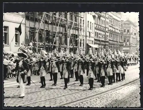 Foto-AK Halle / Saale, 1000-Jahrfeier, Festzug in der Ludwig-Wucherer-Strasse, Historischer Spielmannszug