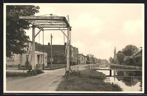 Foto-AK Westrhauderfehn, Partie bei einer Zugbrücke