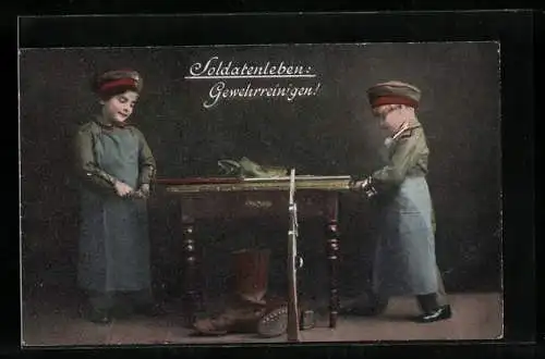 AK Zwei junge Knaben in Uniform reinigen ein Gewehr, Kinder Kriegspropaganda