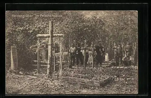 AK Soldaten bei den Heldengräbern im Priesterwalde
