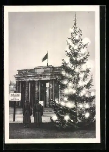 AK Berlin, Weihnachtsbaum vor dem Brandenburger Tor