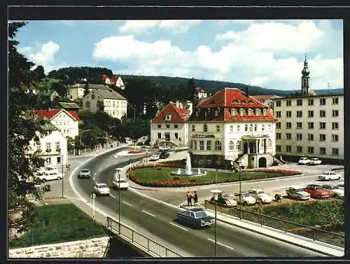 AK Bad Brückenau, Blick auf Sinnbrücke und Rathaus mit Pätsch`r Brunnen