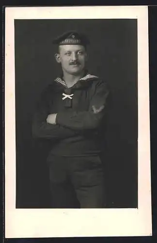 Foto-AK Matrose in Uniform mit verschränkten Armen