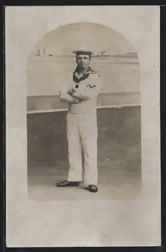 Foto-AK Matrose in Uniform mit Pfeife im Mund