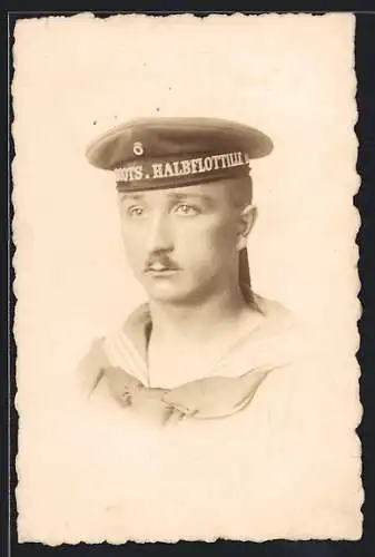Foto-AK Matrose in Uniform, Mützenband Torpedoboots-Halbflotille