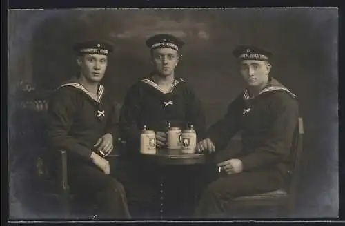 Foto-AK Drei Matrosen in Uniform, Mützenband Torpedoboots-Halbflotille