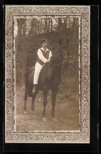 AK Reiterin auf einem Pferd