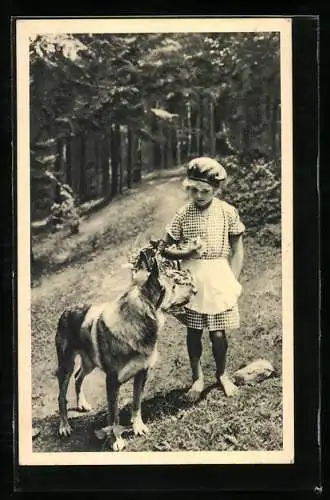 AK Kleines Mädchen mit Wolf im Wald, Österr. Tierschutzverein