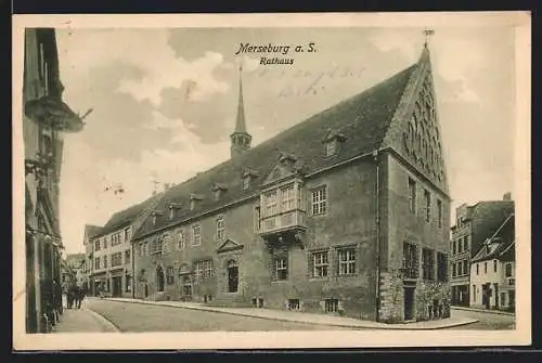 AK Merseburg a. S., Rathaus mit Strassenpartie