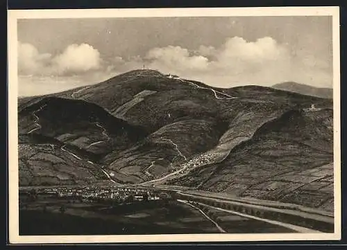 AK Bischofsheim / Rhön, Gesamtansicht aus der Ferne gegen den Kreuzberg