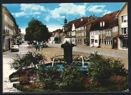 AK Ostheim /Rhön, Die Burg, Brunnen bei der Promenade