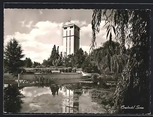 AK Bexbach /Saar, Uferpartie mit Blick über den Blumengarten zum Aussichtsturm