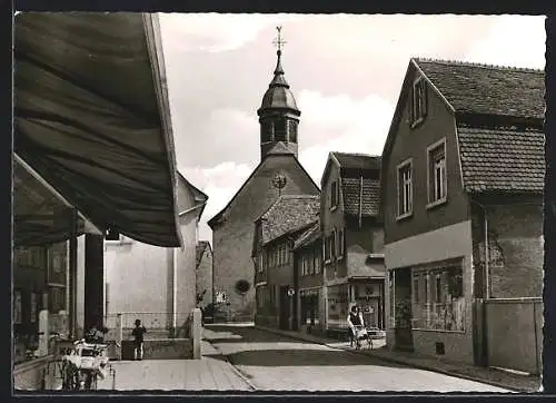 AK Schwalbach / Taunus, Strassenpartie mit Blick zur Kirche