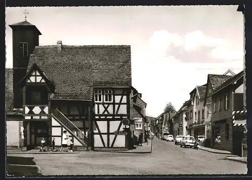 AK Schwalbach / Taunus, Strassenpartie mit Fachwerkhaus