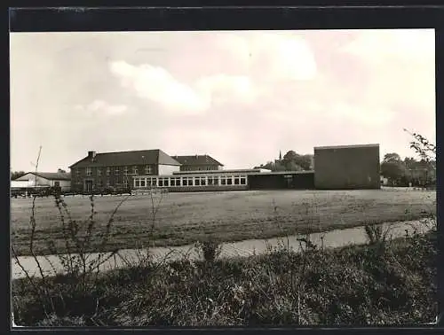 AK Apen (Oldb.), Blick auf ein Schulgebäude
