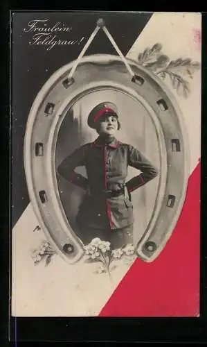 AK Fräulein Feldgrau in Uniform unter einem Hufeisen